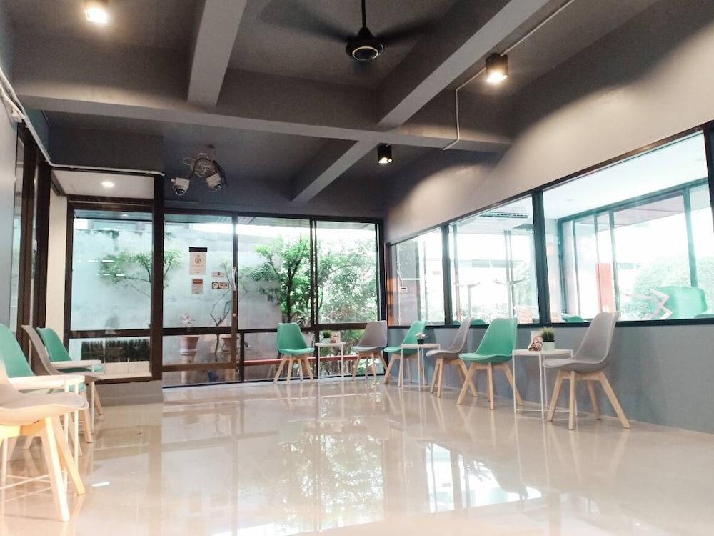 Beerapan Hotel Банкок Екстериор снимка