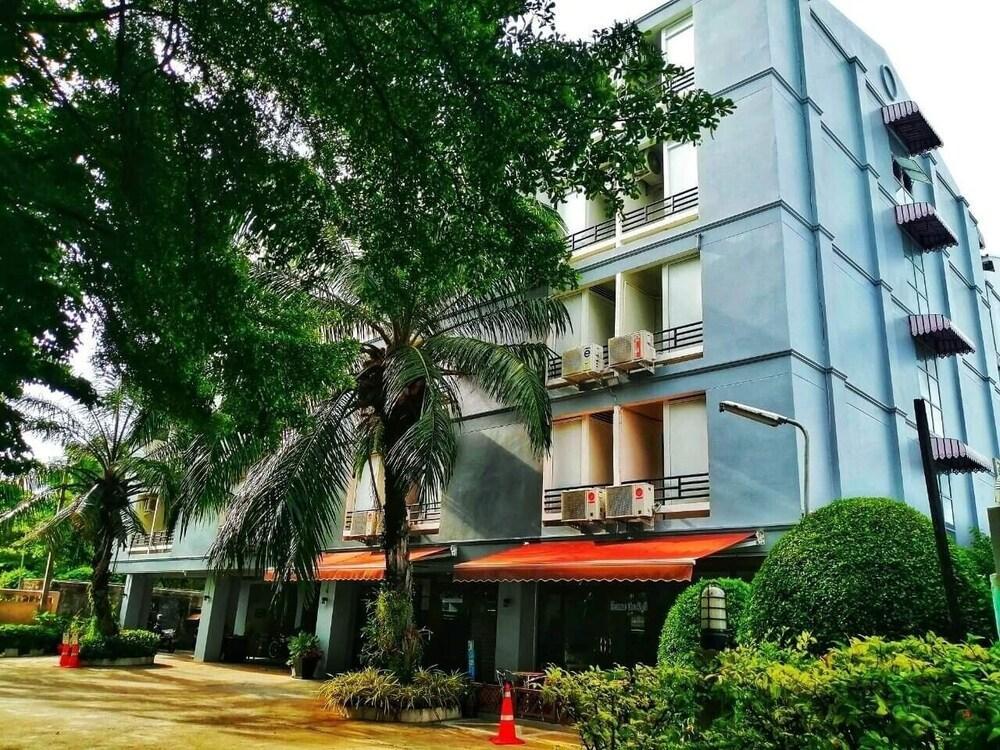 Beerapan Hotel Банкок Екстериор снимка