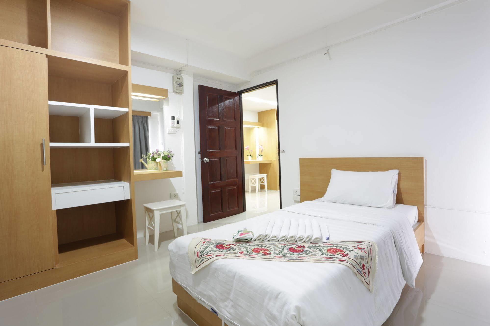 Beerapan Hotel Банкок Екстериор снимка