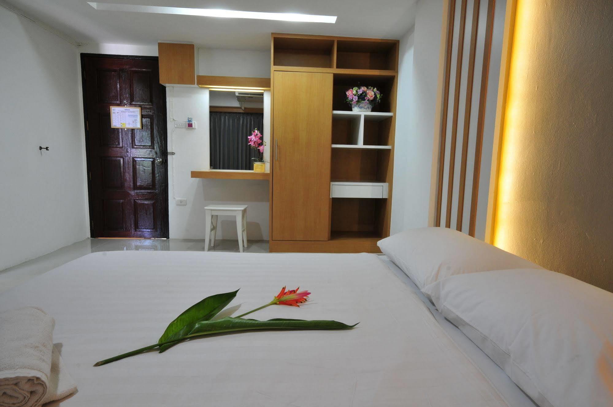 Beerapan Hotel Банкок Екстериор снимка