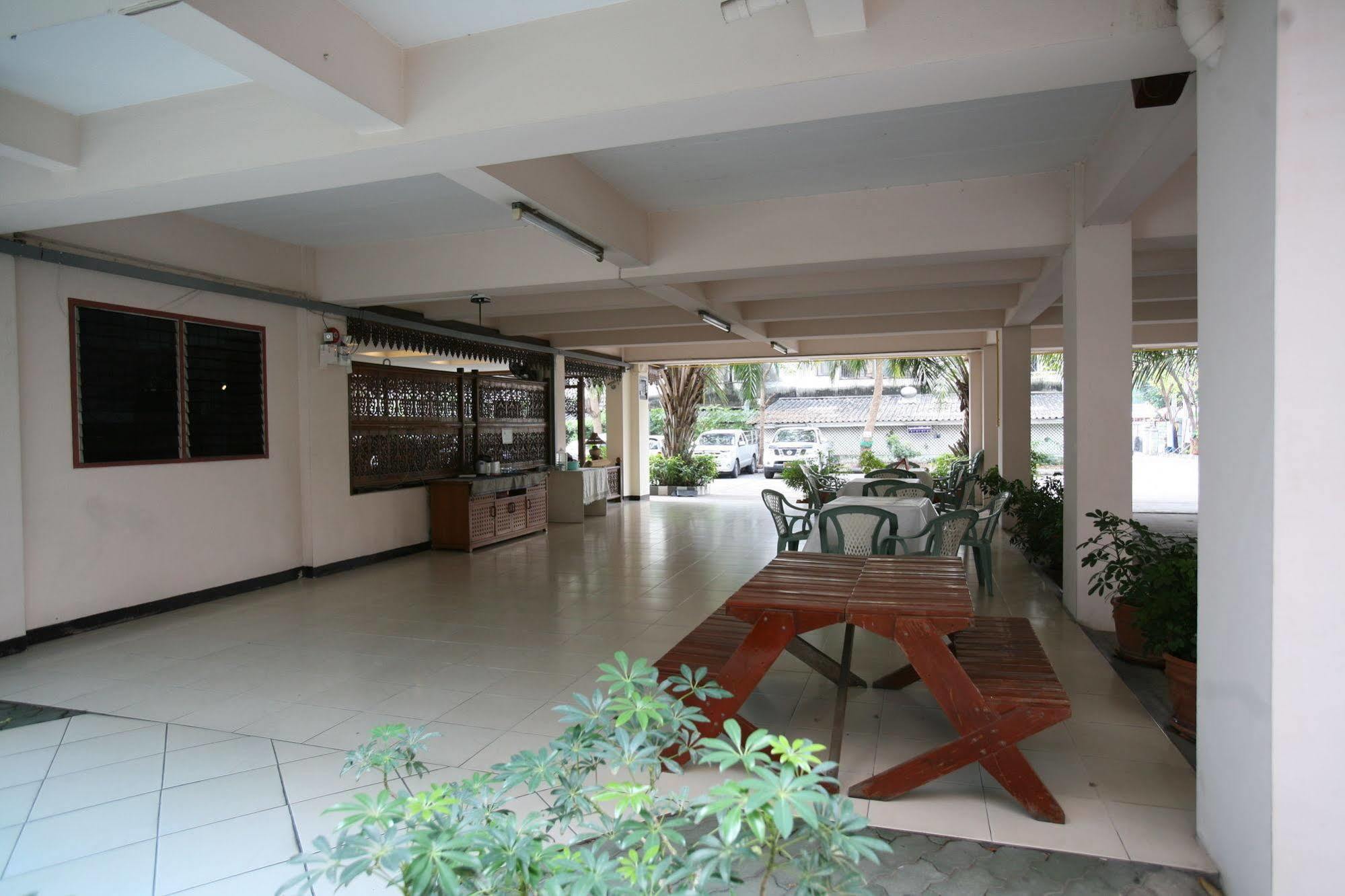 Beerapan Hotel Банкок Екстериор снимка
