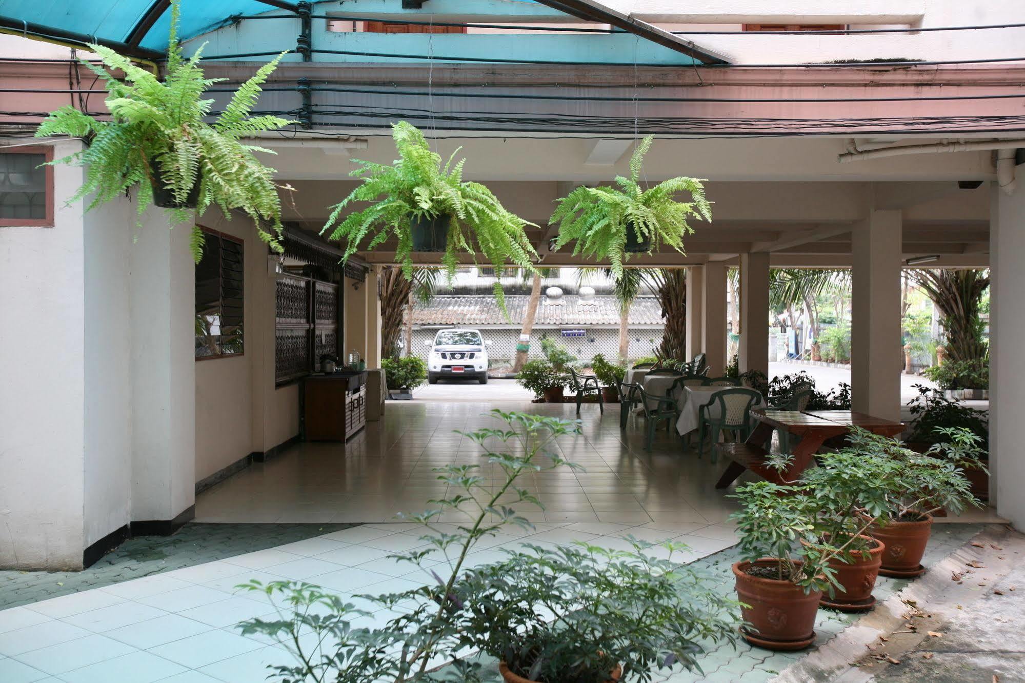 Beerapan Hotel Банкок Екстериор снимка