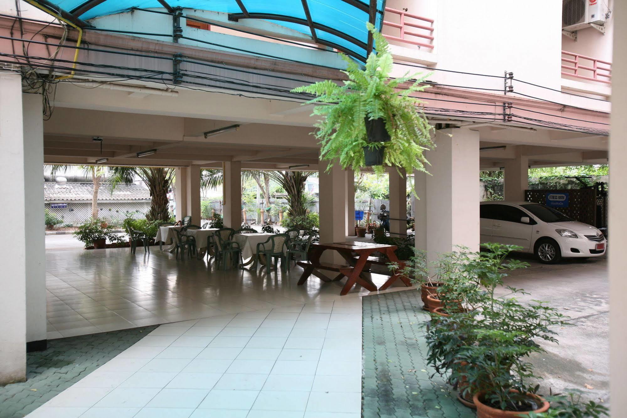 Beerapan Hotel Банкок Екстериор снимка